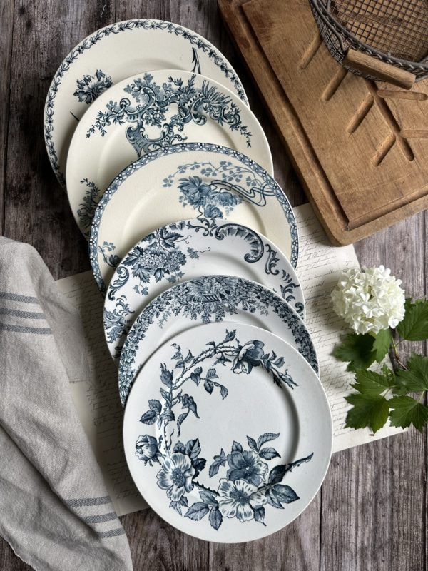 II. Suite de 6 assiettes plates dépareillées