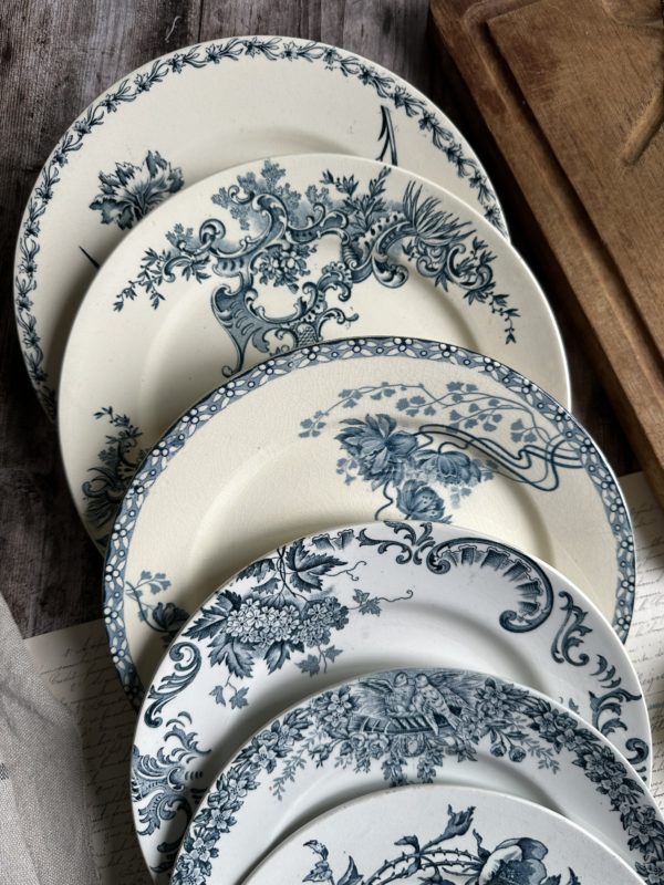 II. Suite de 6 assiettes plates dépareillées – Image 3