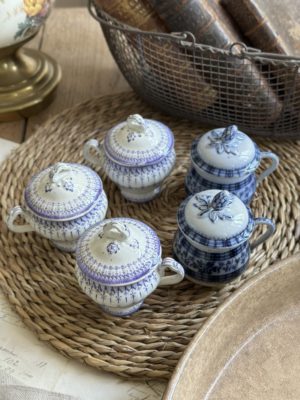 Réservé - Suite de 5 pots à crème
