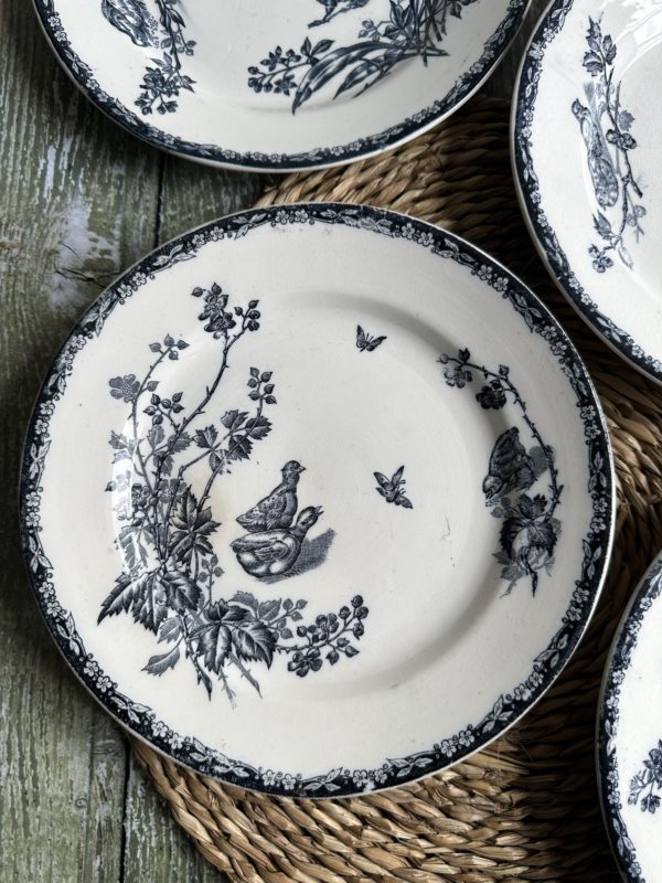Suite de 4 petites assiettes plates terre de fer Nimy, modèle Poussins – Image 2