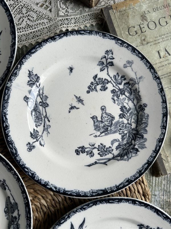 Suite de 4 petites assiettes plates terre de fer Nimy, modèle Poussins – Image 4