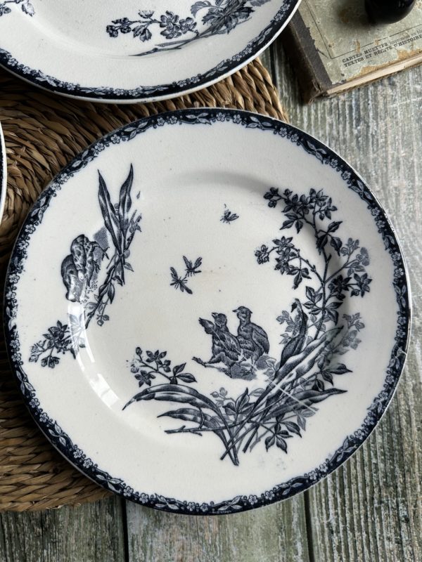 Suite de 4 petites assiettes plates terre de fer Nimy, modèle Poussins – Image 5
