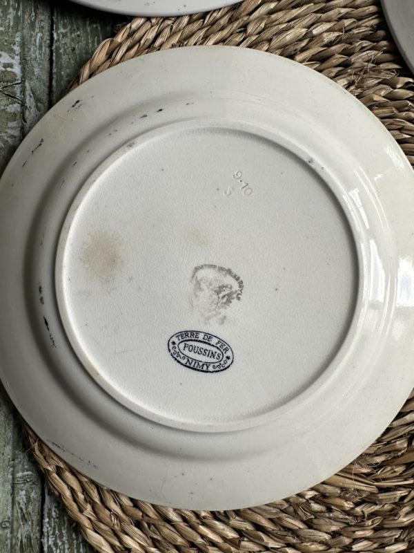 Suite de 4 petites assiettes plates terre de fer Nimy, modèle Poussins – Image 7
