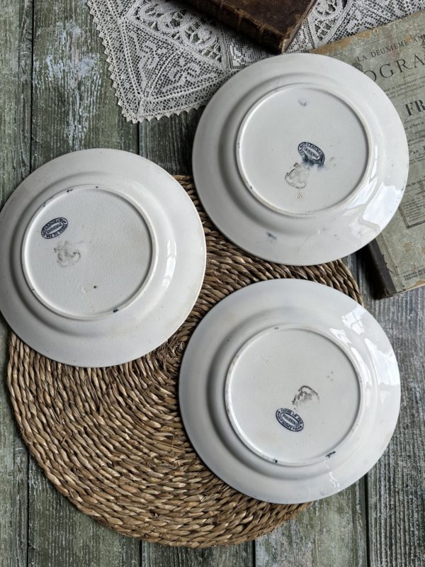 Suite de 3 petites assiettes plates terre de fer Nimy, modèle Poussins – Image 5