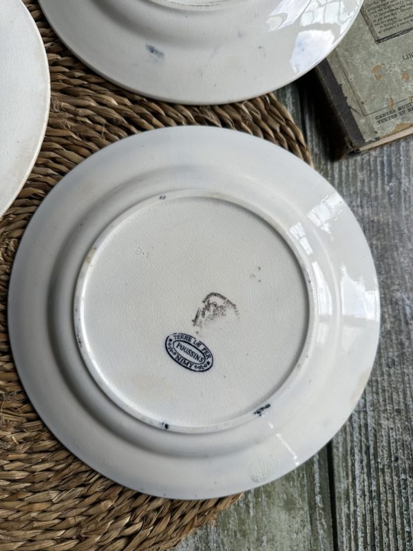 Suite de 3 petites assiettes plates terre de fer Nimy, modèle Poussins – Image 6