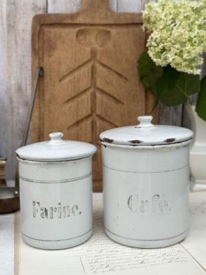 Deux pots à épices anciens en métal "Café" et "Farine"