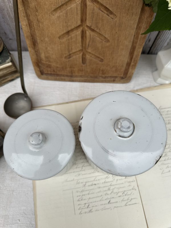 Deux pots à épices anciens en métal "Café" et "Farine" – Image 4