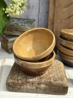 Deux petits bols anciens en terre cuite vernissé jaune