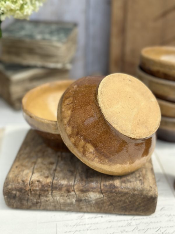 Deux petits bols anciens en terre cuite vernissé jaune – Image 4