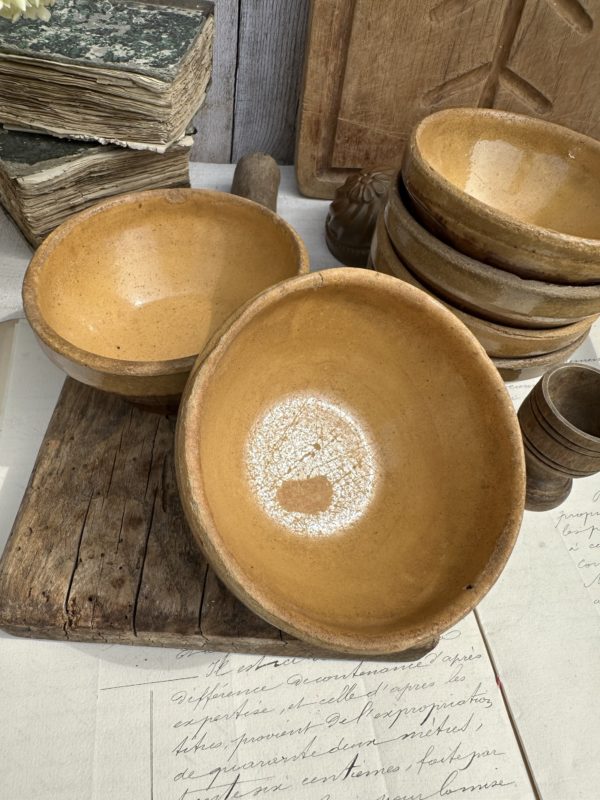 Deux petits bols anciens en terre cuite vernissé jaune – Image 6