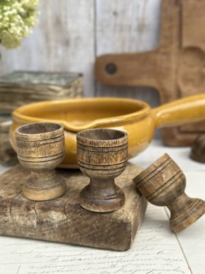 Trois coquetiers anciens en bois