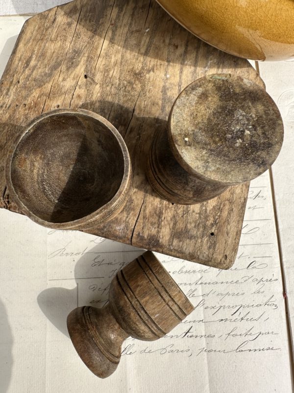 Trois coquetiers anciens en bois – Image 3