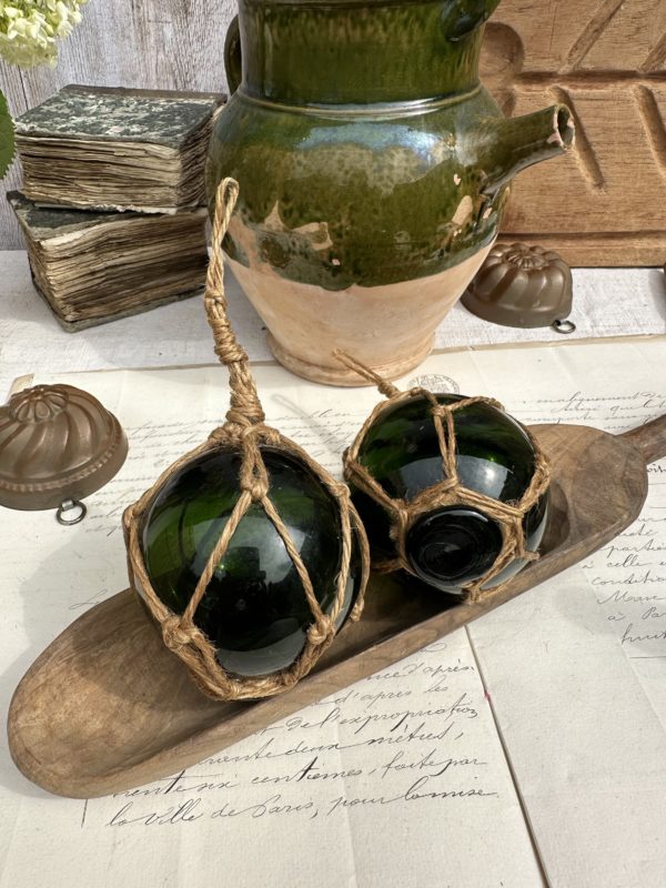 Deux anciennes boules flotteur de pêche en verre soufflé avec filet en corde – Image 3