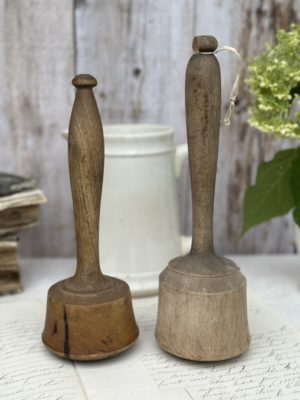 Deux pillons anciens en bois