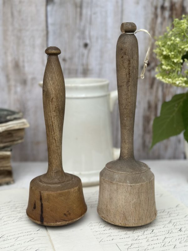 Deux pillons anciens en bois