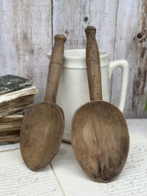 Deux grandes cuillères anciennes en bois