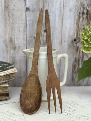 Grandes cuillère et fourchette anciennes en bois