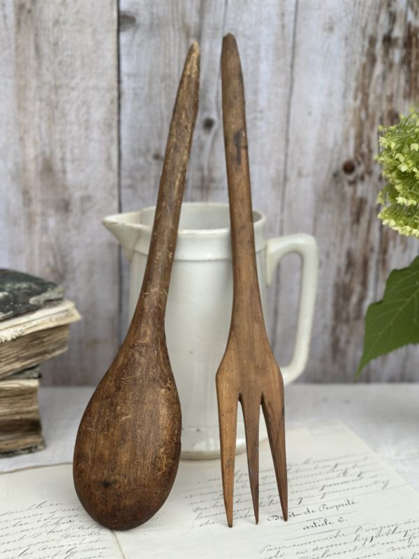 Grandes cuillère et fourchette anciennes en bois – Image 2