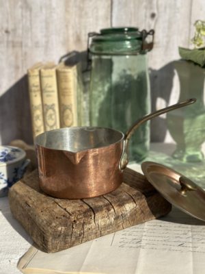Petite casserole avec un bec verseur pour sauces, crèmes - Atelier du Cuivre