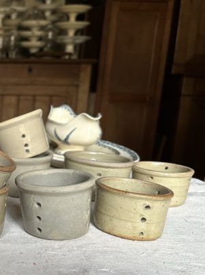 Réservé - deux petits pots à faisselle