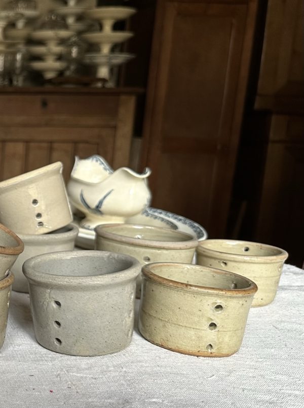 Réservé - deux petits pots à faisselle