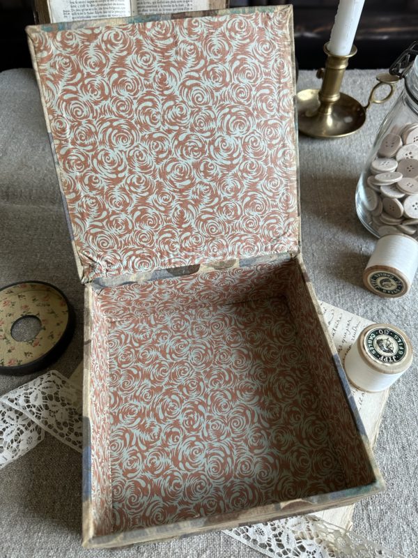 II. Boîte à couture ancienne recouverte du tissu, Au Printemps – Image 7
