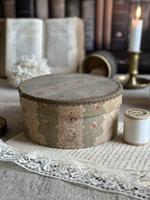 I. Boîte à couture ancienne recouverte du tissu