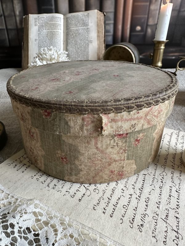 I. Boîte à couture ancienne recouverte du tissu – Image 3