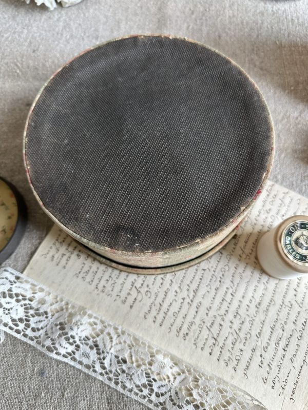 I. Boîte à couture ancienne recouverte du tissu – Image 4