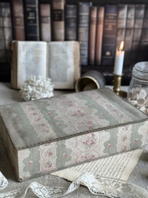 IV. Boîte à couture ancienne recouverte du tissu