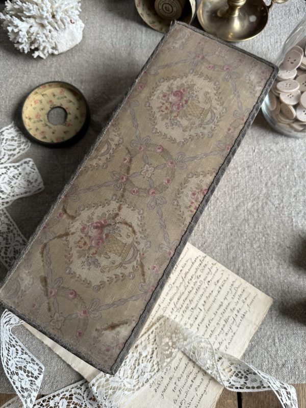 III. Boîte à couture ancienne recouverte du tissu – Image 5