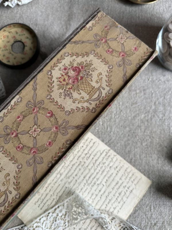 III. Boîte à couture ancienne recouverte du tissu – Image 6