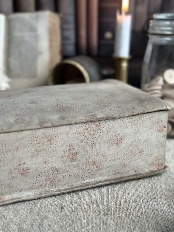 V. Boîte à couture ancienne recouverte du tissu