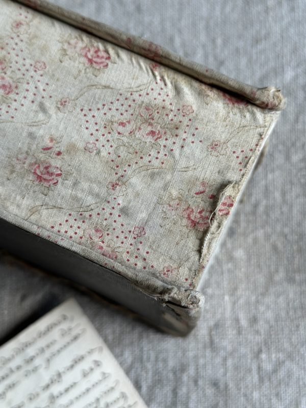 V. Boîte à couture ancienne recouverte du tissu – Image 5