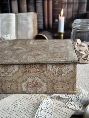 VI. Grande boîte à couture ancienne recouverte du tissu