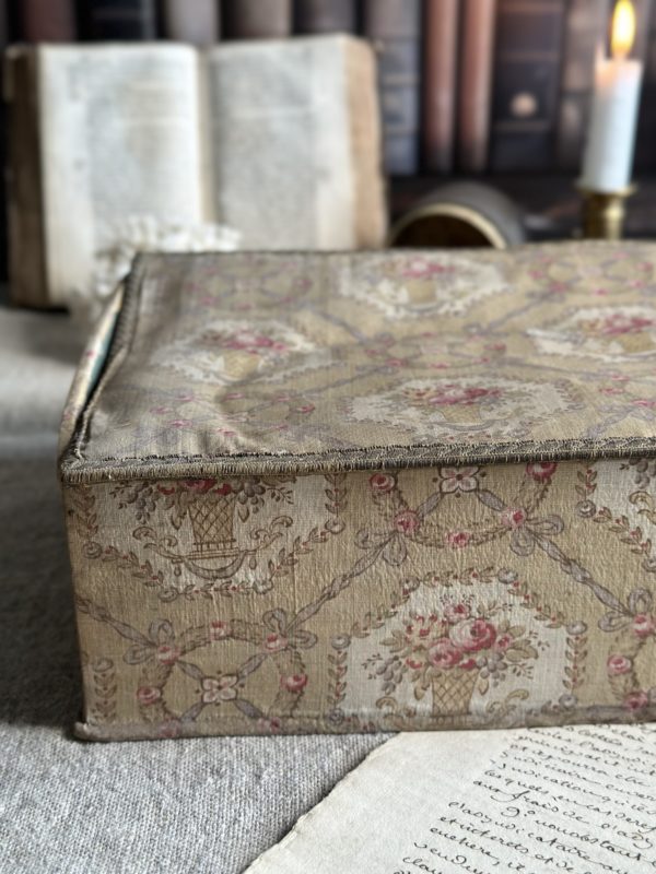 VI. Grande boîte à couture ancienne recouverte du tissu – Image 3