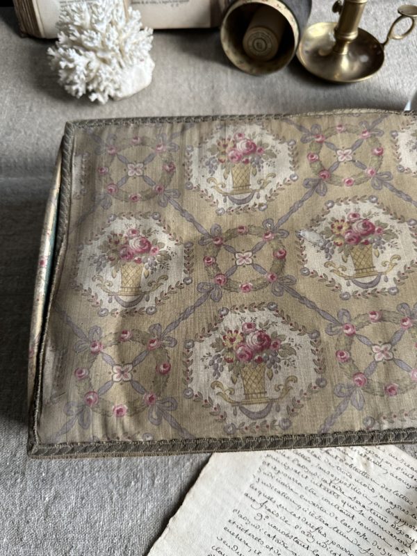 VI. Grande boîte à couture ancienne recouverte du tissu – Image 4