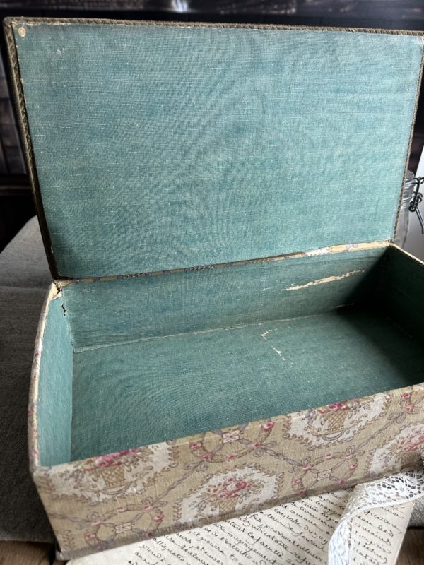 VI. Grande boîte à couture ancienne recouverte du tissu – Image 5