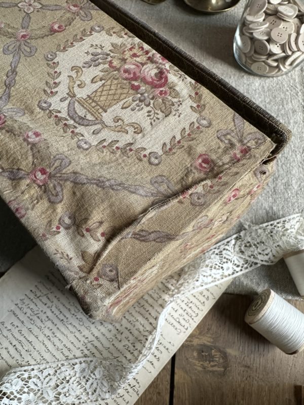 VI. Grande boîte à couture ancienne recouverte du tissu – Image 7