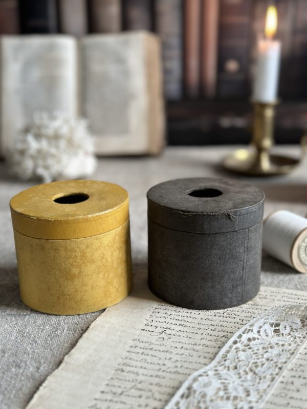 Deux boîtes à fils anciennes recouvertes du tissu – Image 3