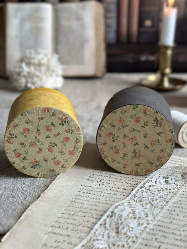 Deux boîtes à fils anciennes recouvertes du tissu – Image 5