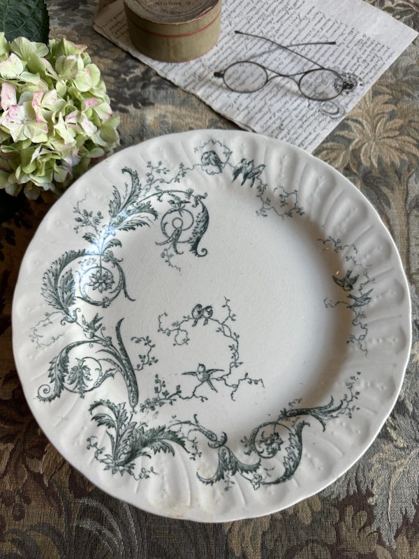 II. Plat piédouche Gien modèle Rinceaux