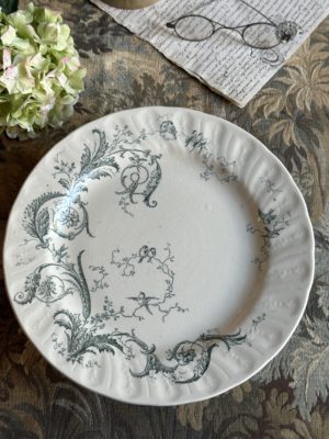 I. Plat piédouche Gien modèle Rinceaux