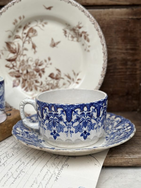 Grande tasse à chocolat et sa sous-tasse Choisy le Roi modèle Madrid – Image 3