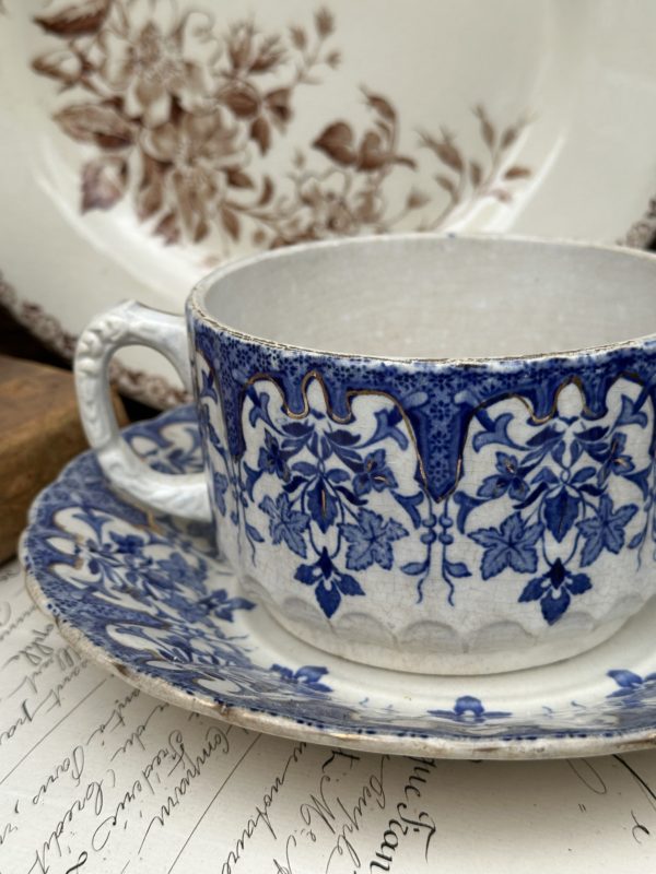 Grande tasse à chocolat et sa sous-tasse Choisy le Roi modèle Madrid – Image 2
