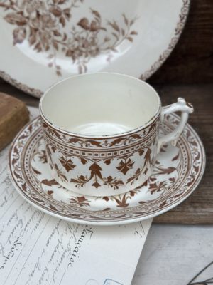 Grande tasse à chocolat et sa sous-tasse Creil et Montereau