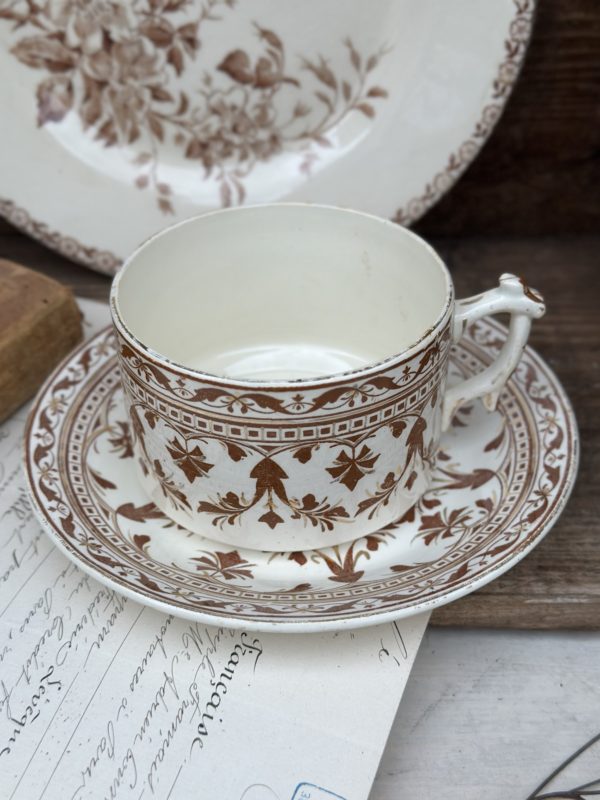 Grande tasse à chocolat et sa sous-tasse Creil et Montereau