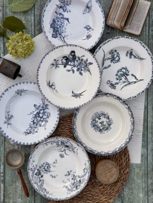 Suite de 6 assiettes creuses dépareillées bleues