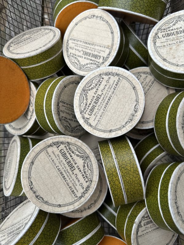 Suite de 4 boîtes anciennes / piluliers de pharmacie en carton – Image 3