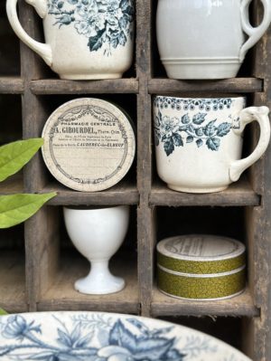 Suite de 4 boîtes anciennes / piluliers de pharmacie en carton